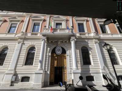 La parte della facciata che ospita l�ingresso � leggermente aggettante e ai lati del portone in legno si delineano due colonne ioniche poste sotto l�architrave dell�unico balcone presente sul prospetto